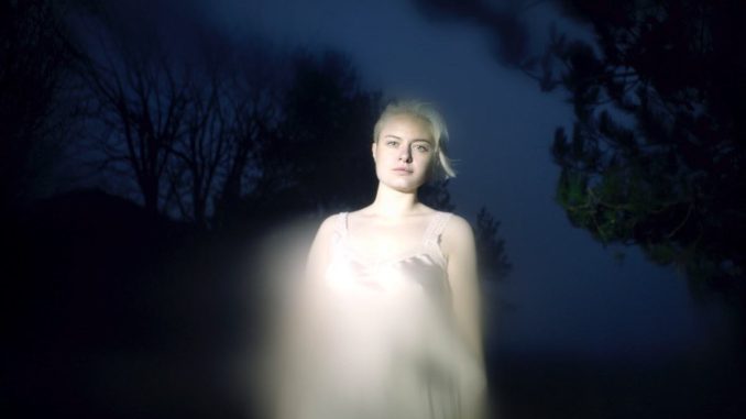 Låpsley unveils EP focus track, "Kerosene Dreams"